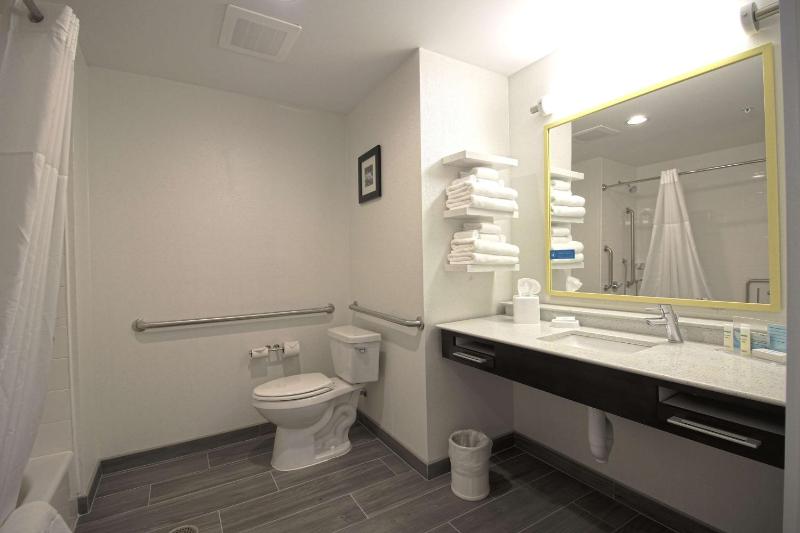 Queen Room with Two Queen Beds - Mobility Access/Non-Smoking image 3