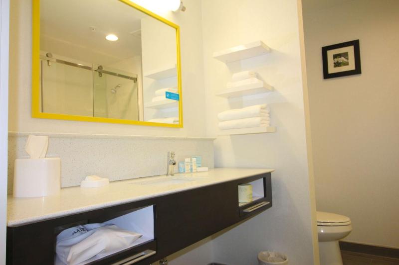 King Room - Non-Smoking image 2