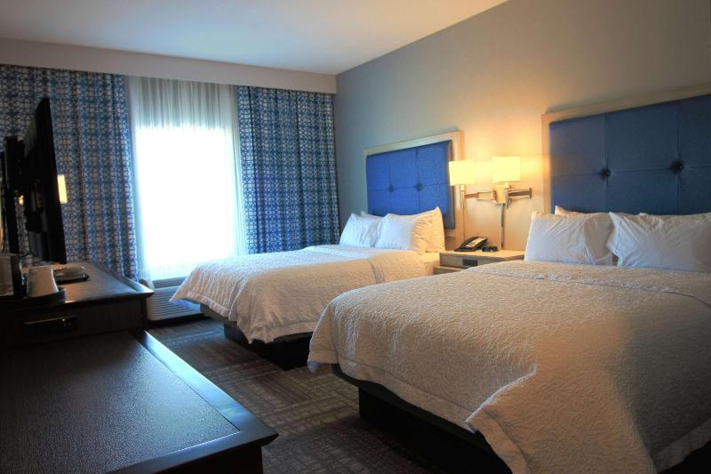 Queen Room with Two Queen Beds - Non-Smoking image 3