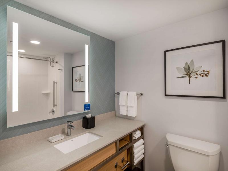 Queen Room with Two Queen Beds image 2