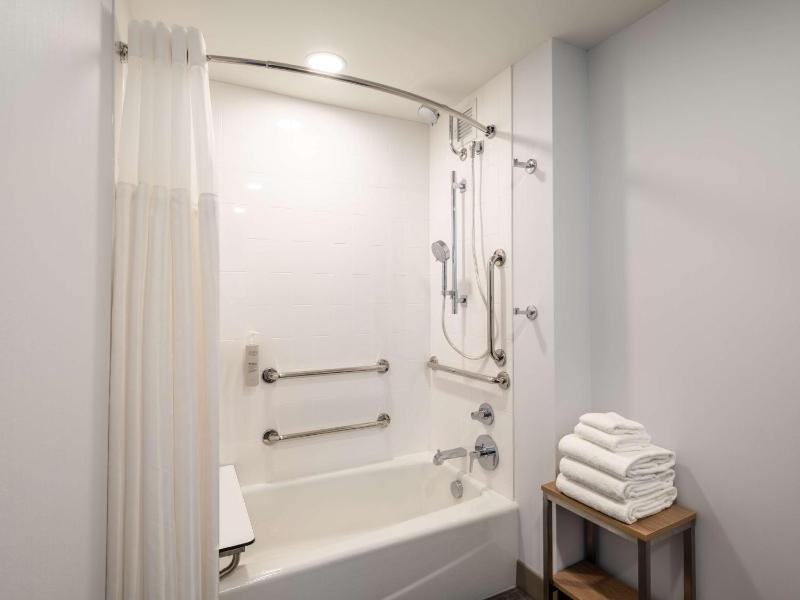 King Room with Tub - Mobility and Hearing Access image 2