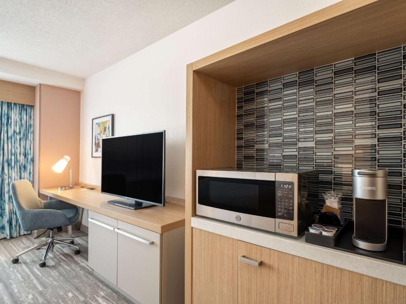 King Room with Tub - Mobility and Hearing Access image 4