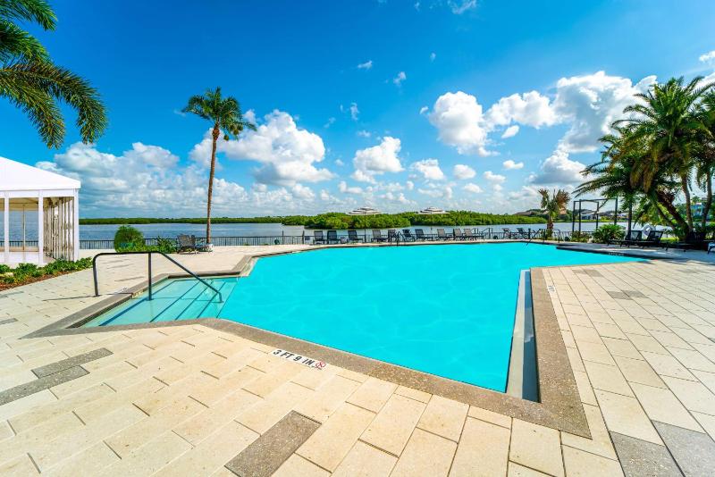 DoubleTree by Hilton Tampa Rocky Point Waterfront - image 49