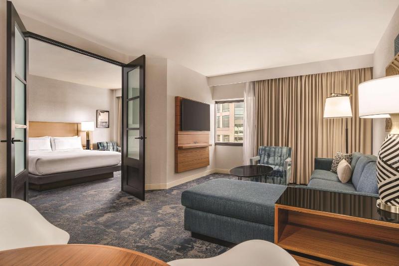 King Suite with Sofa Bed image 3