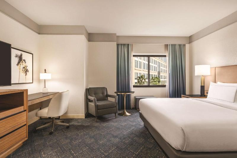 DoubleTree by Hilton Tampa Rocky Point Waterfront - image 36