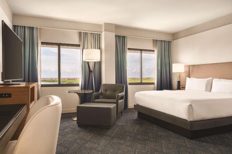 King Room with Bay/Pool View - Non-Smoking image 4