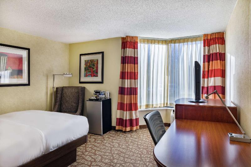 Queen Room with Roll-In Shower - Disability Access/Non-Smoking image 1