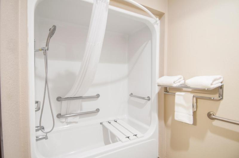 King Room with Bath Tub - Mobility Accessible/Non-Smoking image 2