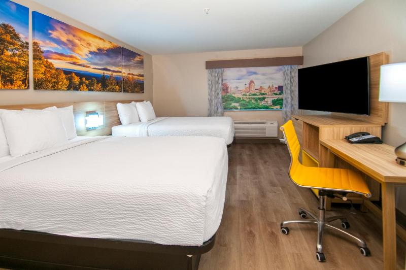 Queen Room with Two Queen Beds - Non-Smoking image 4