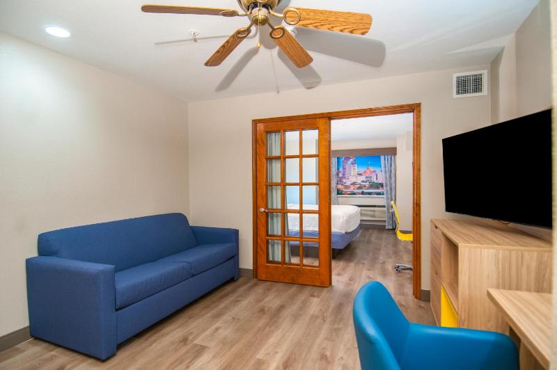 One-Bedroom King Suite - Non-Smoking image 4