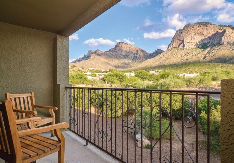 Non-Smoking King Room with Mountain View image 4