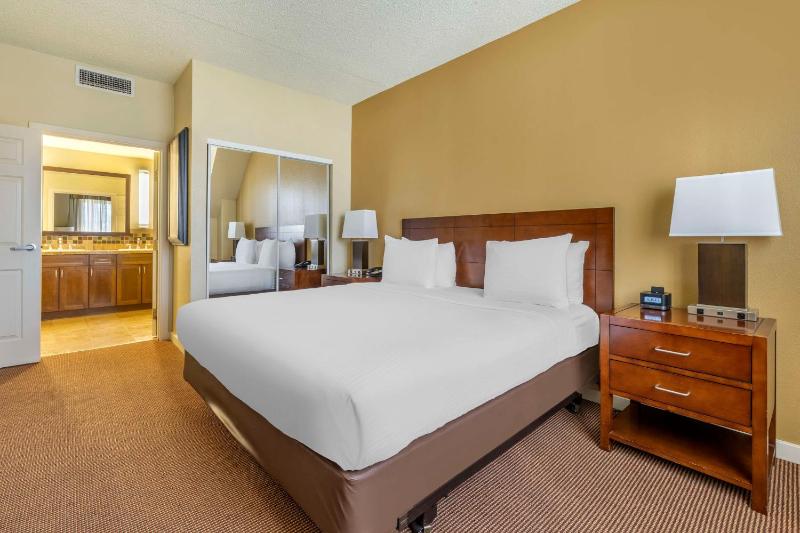 1 BEDROOM 1 KING ACCESSIBLE HEARING W/ BATHTUB image 1