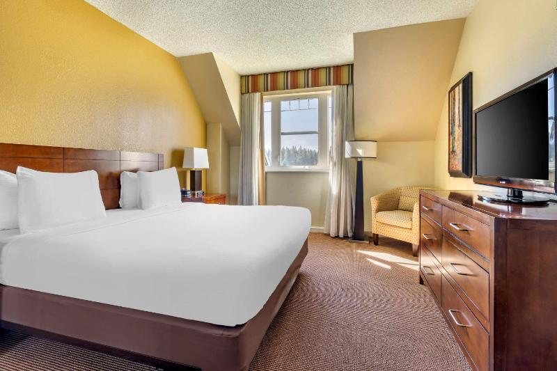 1 BEDROOM 1 KING ACCESSIBLE HEARING W/ BATHTUB image 4