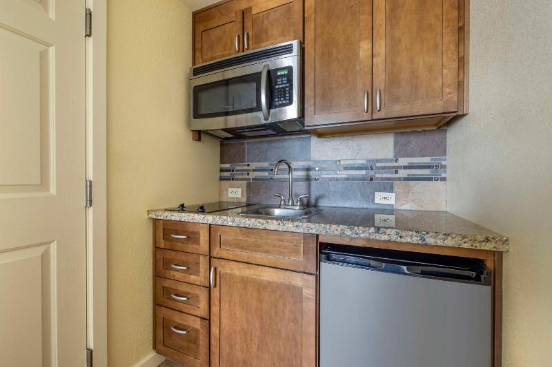 STUDIO 2 QUEENS AND KITCHENETTE image 3