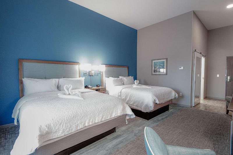 Queen Room with Two Queen Beds (4 Adults) image 4