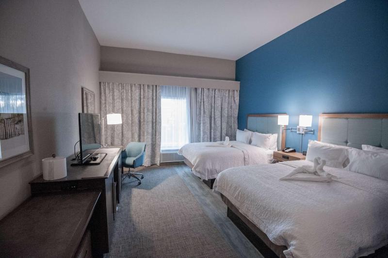 Queen Room with Two Queen Beds (4 Adults) image 3
