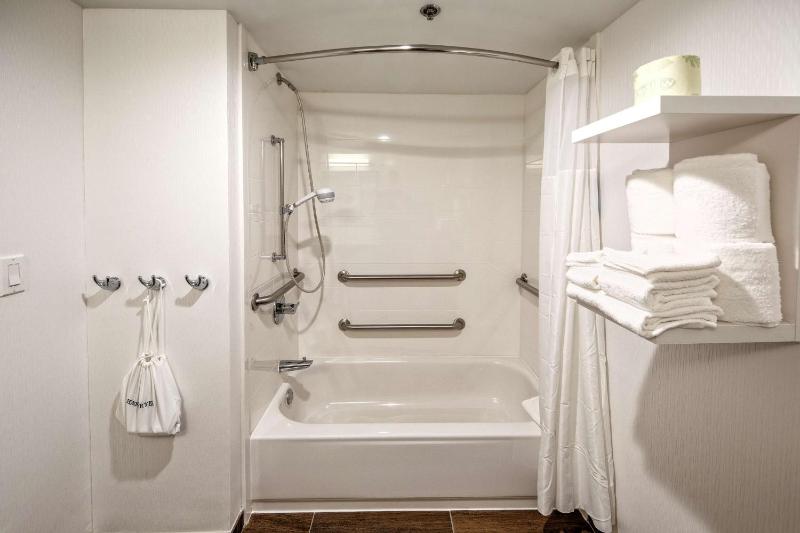 King Room with Accessible Tub - Mobility and Hearing Access/Non-Smoking image 2