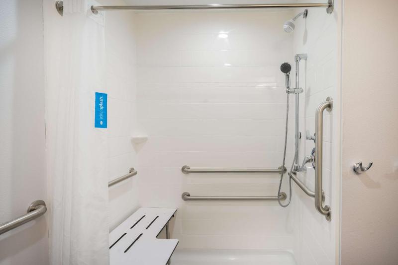 King Room with Roll-In Shower - Mobility and Hearing Access/Non-Smoking image 2