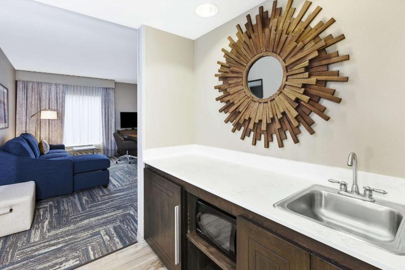 Queen Studio Suite with Two Queen Beds - Non-Smoking image 4