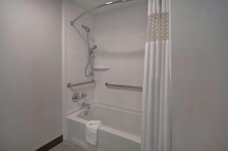 Queen Room with Two Queen Beds - Mobility and Hearing Access/Non-Smoking image 2