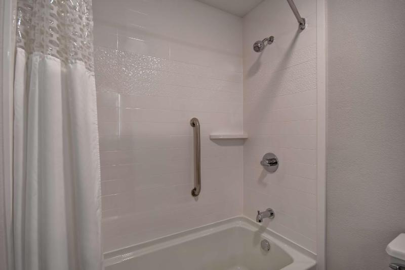 Queen Room with Microwave and Refrigerator - Non-Smoking image 2