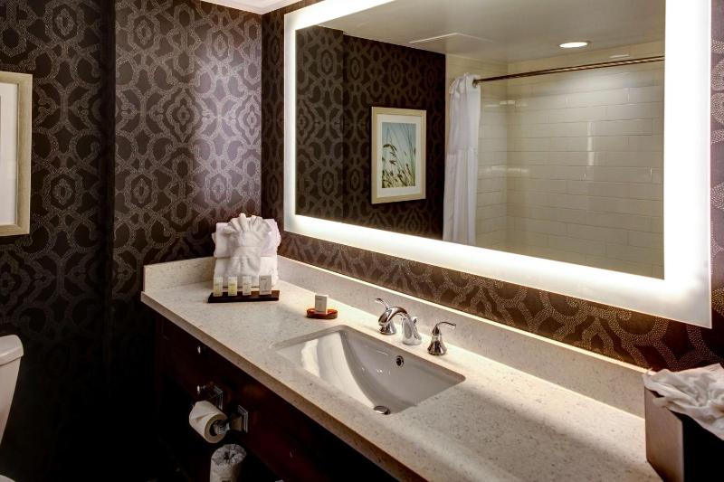 Larger King Suite - Non-Smoking image 2