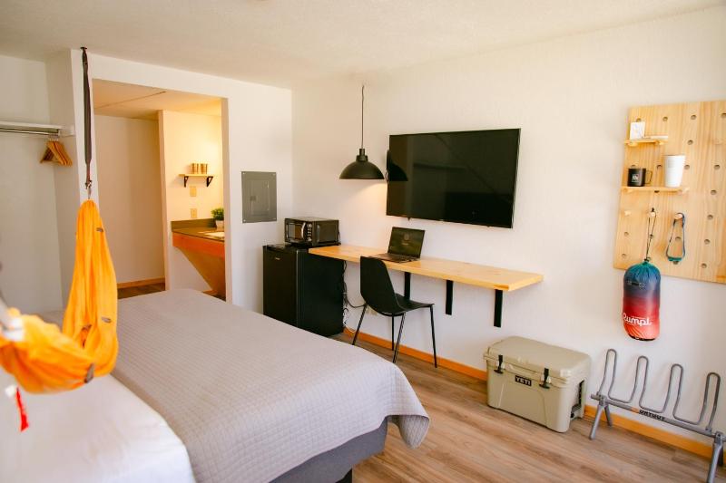 Standard King Room image 3
