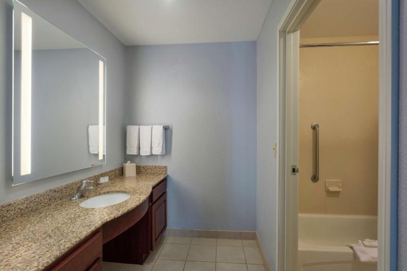 Two Bedroom Suite with One King and Two Queen Beds - Non-Smoking image 2