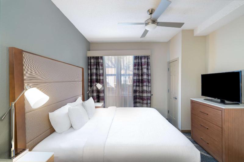 One-Bedroom King Suite - Non-Smoking image 3