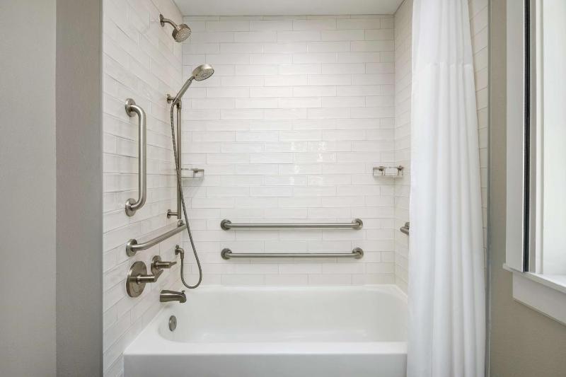 Queen Room with Accessible Tub image 2