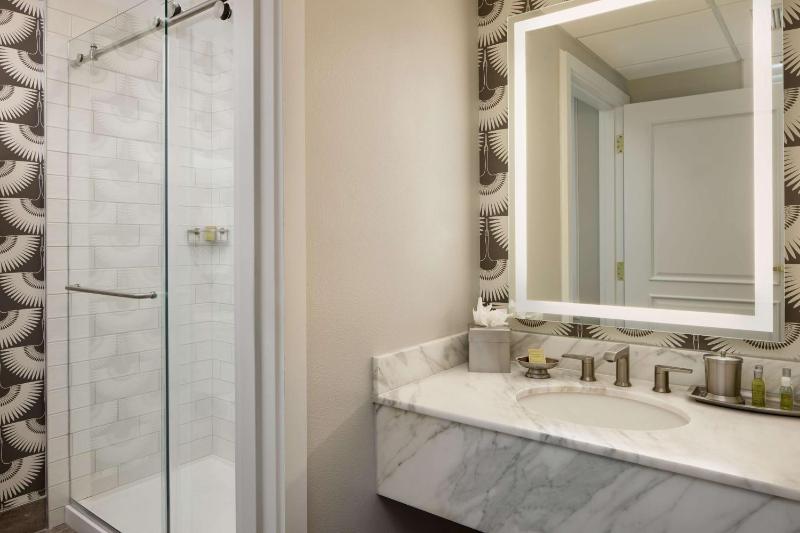 One-Bedroom King Suite with Lake View image 3