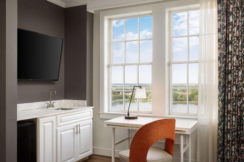 One-Bedroom King Suite with Lake View image 4