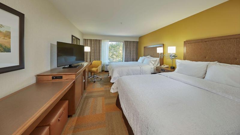 Queen Room with Two Queen Beds - Non-Smoking image 2