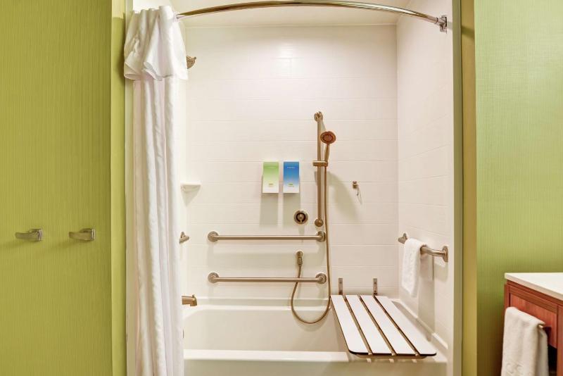 Queen Studio - Mobility Access/Non-Smoking image 2
