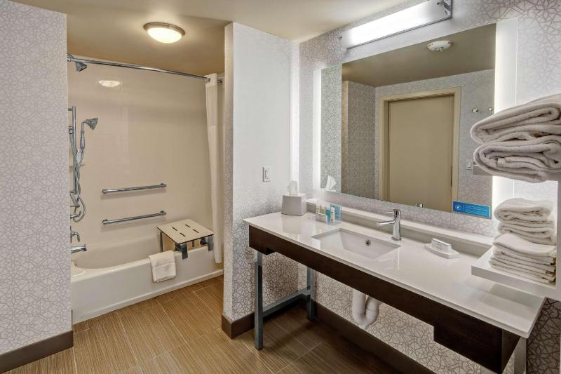 King Room with Accessible Tub - Mobility and Hearing Access/Non-Smoking image 3