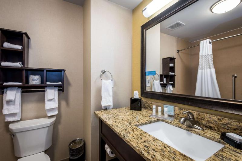 Queen Room with Two Queen Beds - Hearing Access/Non-Smoking image 2