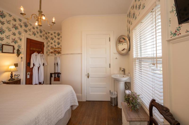 Deluxe Queen Room image 3