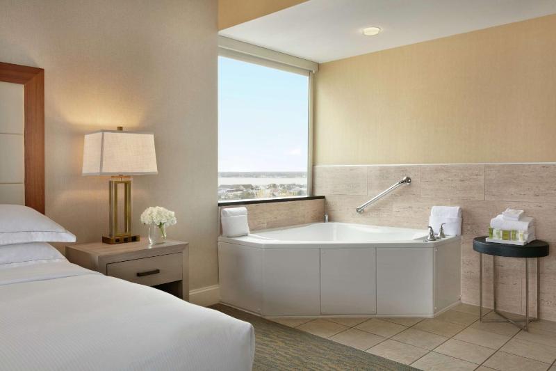 Queen Corner Suite with Two Queen Beds - Oceanfront image 2