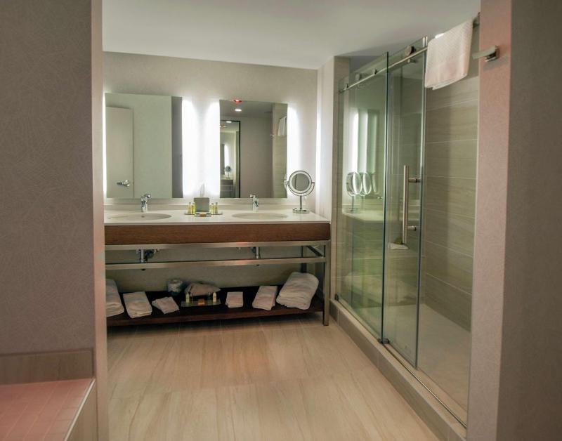Superior King Room with River View image 3