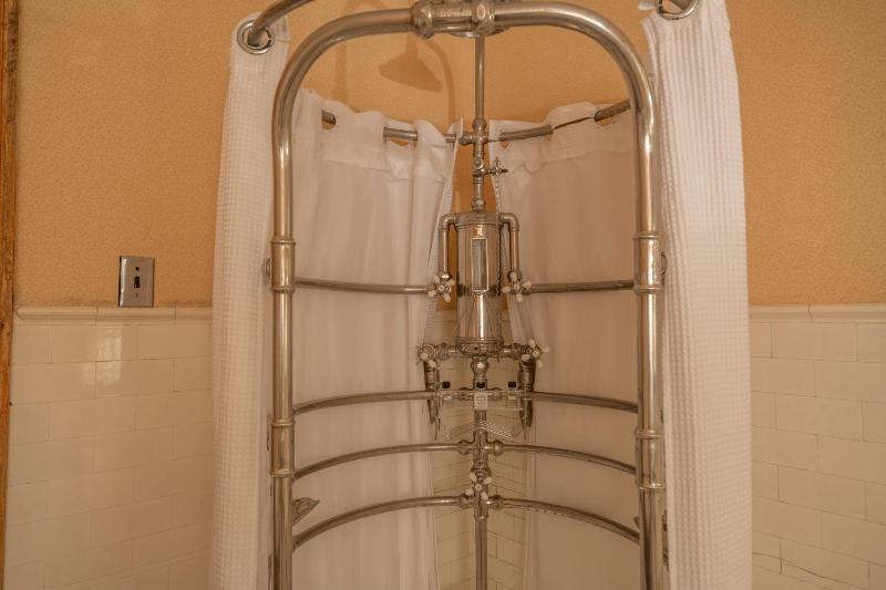 King Room with Spa Bath image 2