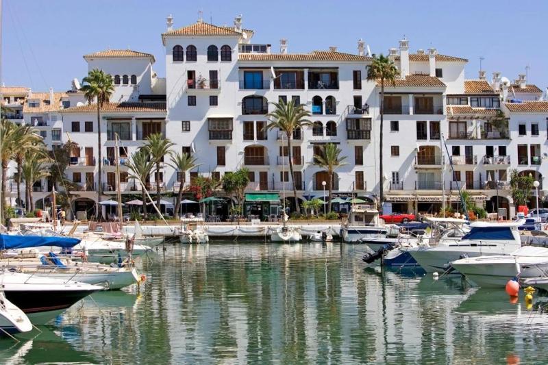 Apartamento en el bello Puerto de la Duquesa Images