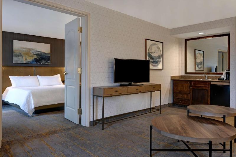 One-Bedroom King Suite with Sofa Bed image 4
