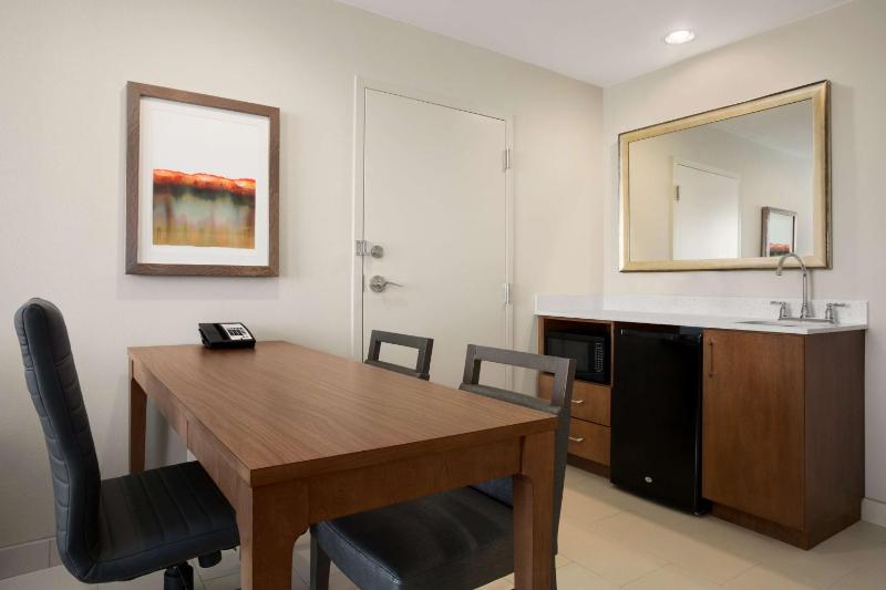 Two-Room Queen Suite with Two Queen Beds image 3