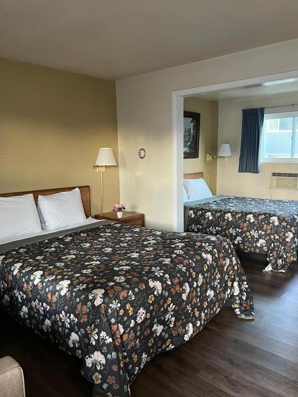Classic Room with Two Queen Beds image 2