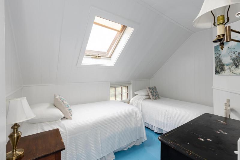 Three-Bedroom Cottage with Sea View image 4