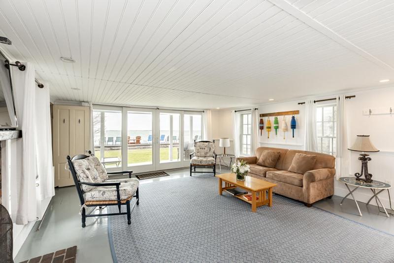 Three-Bedroom Cottage with Sea View image 1