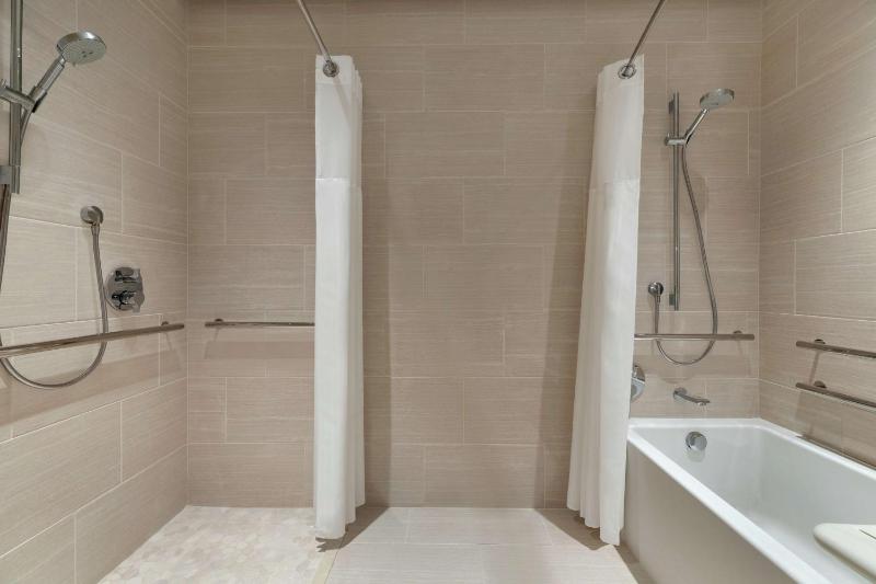 King Room with Bath Tub - Mobility and Hearing Access/Non-Smoking image 2