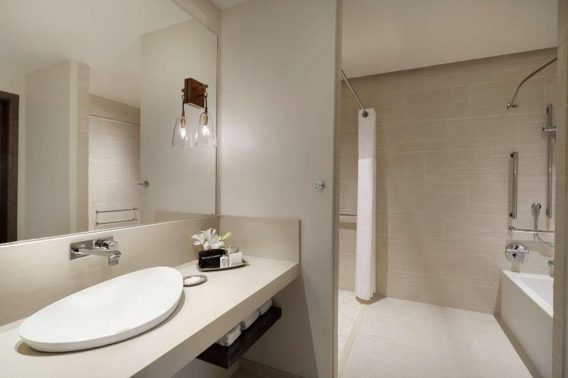 King Room with Bath Tub - Mobility and Hearing Access/Non-Smoking image 3