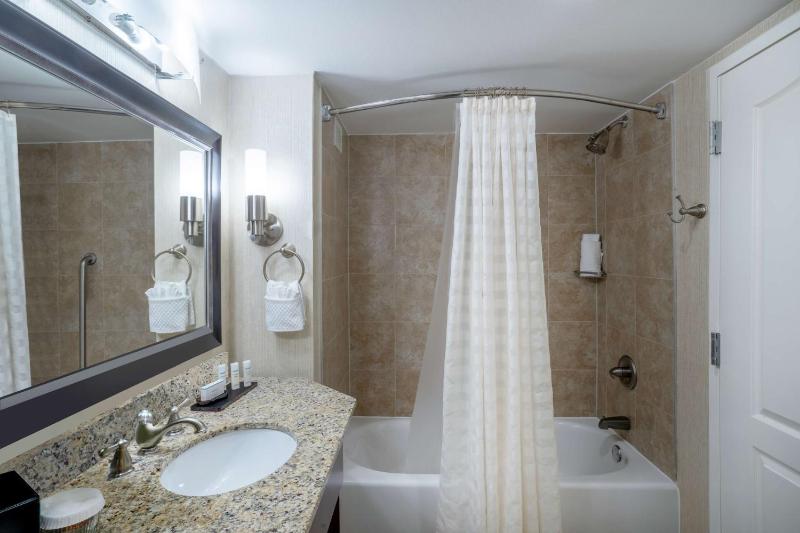 Suite with Two Double Beds - Non-Smoking image 3