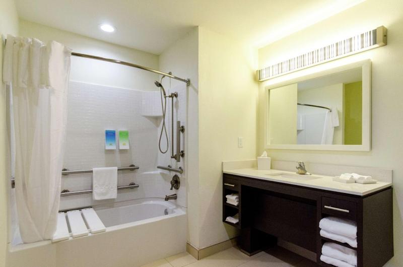 King Suite - Mobility Access/Non-Smoking image 2